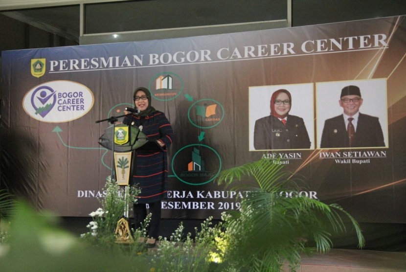 Bupati Bogor Ade Yasin meresmikan Bogor Career Center, Kamis (26/12).