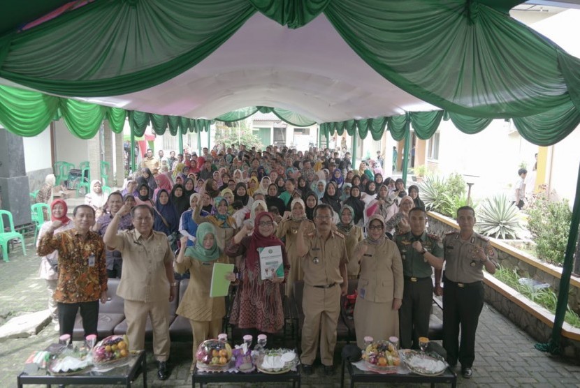 Bupati Bogor Ade Yasin merilis Memory Kemiskinan di Balai Kesejahteraan Sosial (BKS) Kabupaten Bogor di Kecamatan Citereup, Selasa (5/3).