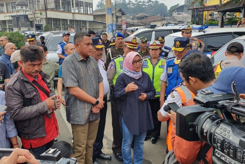 Bupati Bogor, Ade Yasin saat meninjau uji coba sistem 2-1 di jalur puncak, Ahad (27/10).