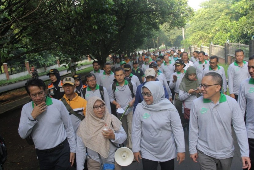 Bupati Bogor Ade Yasin saat menjelajahi CSCBG bersama Kepala LIPI Pusat Laksana Tri Handoko, Kamis (21/2)