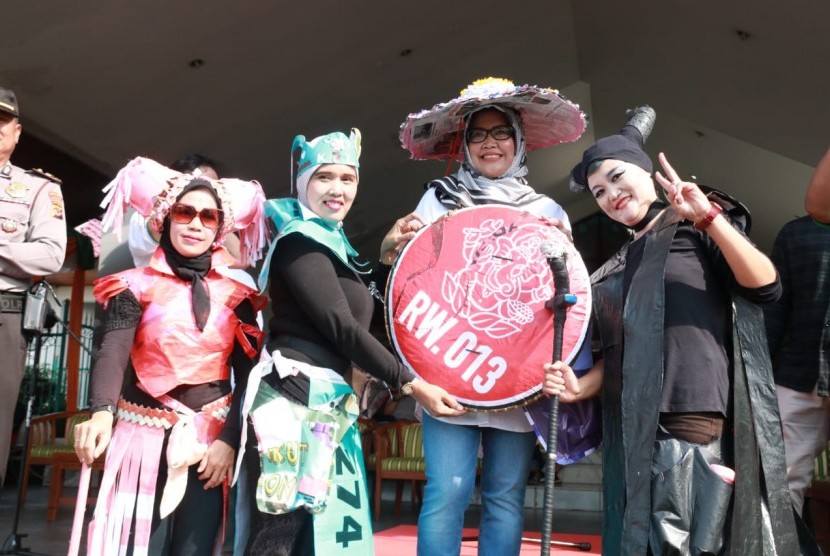 Bupati Bogor Ade Yasin (tengah).