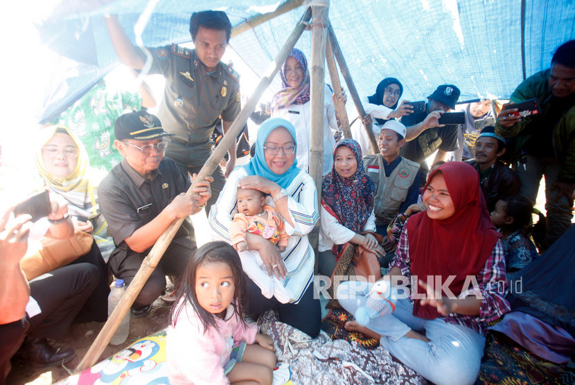 Bupati Bogor Ade Yasin (tengah) mengunjungi warga pengungsian terdampak gempa bumi di Pamijahan, Bogor, Jawa Barat, Rabu (11/3/2020).(Antara/Yulius Satria Wijaya)