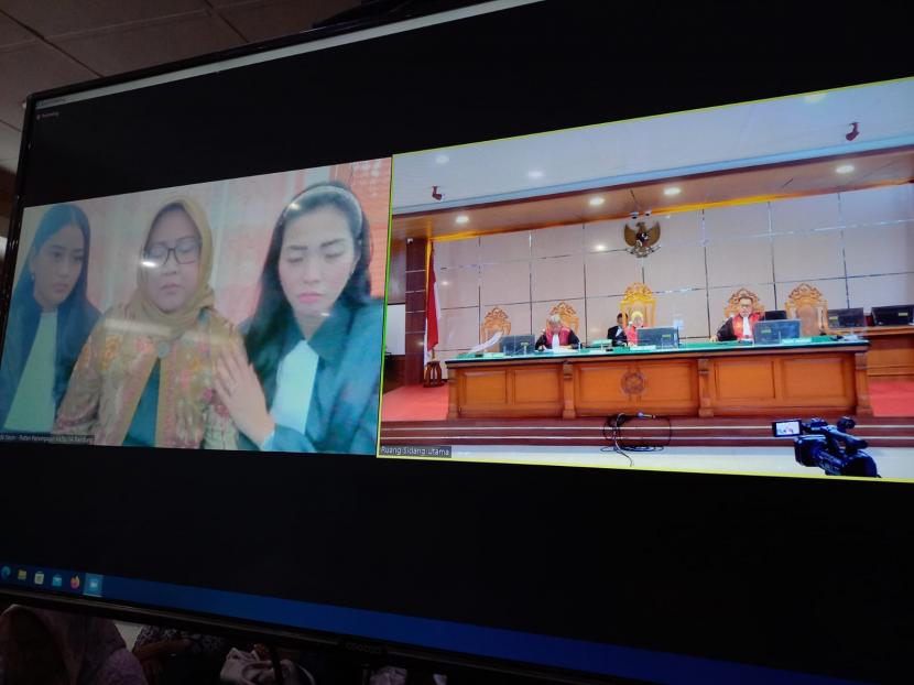 Bupati Bogor nonaktif Ade Yasin tengah mendengarkan majelis hakim PN Bandung yang membacakan vonis dalam sidang kasus dugaan suap laporan keuangan Pemkab Bogor tahun 2021 yang digelar daring, Jumat (23/9/2022). 