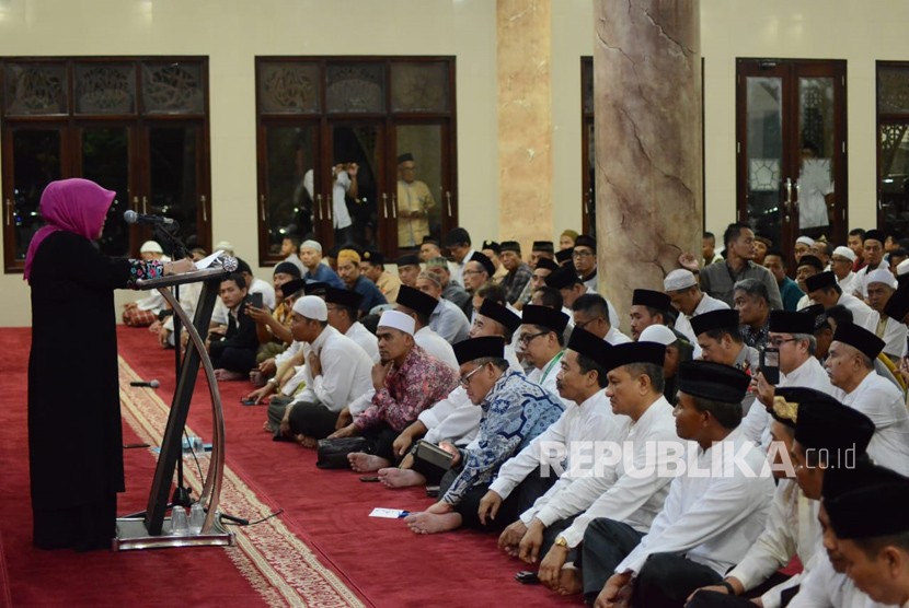 Taraweeh prayer and Revelation of the Qur'an at at-Taqwa Grand Mosque, Lanud Atang Sanjaya, Kemang, Bogor Regency, West Java, on Wednesday (May 30).