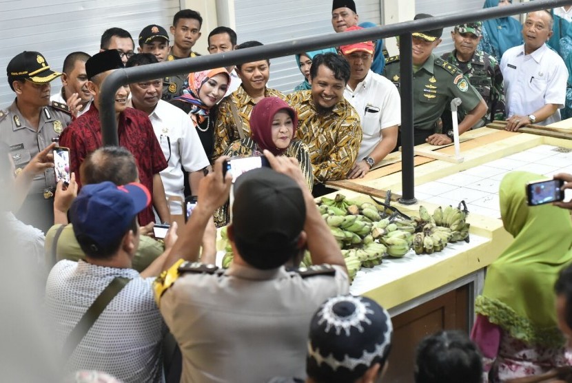 Bupati Bogor Nurhayanti mengunjungi pedangang usai meresmikan Pasar Rakyat Tenjo, Rabu (9/5). 