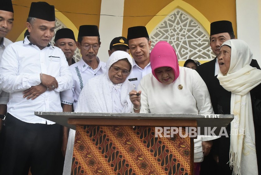 Bupati Bogor Nurhayanti meresmikan Masjid Raya Husnul Ma'ab Rabu (21/3) yang terletak di Kecamatan Tenjolaya. 