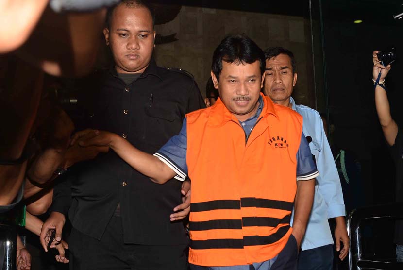 Bupati Bogor Rachmat Yasin ditetapkan sebagai tersanggka usai pemeriksaan di KPK, Jakarta, Jumat (9/5).