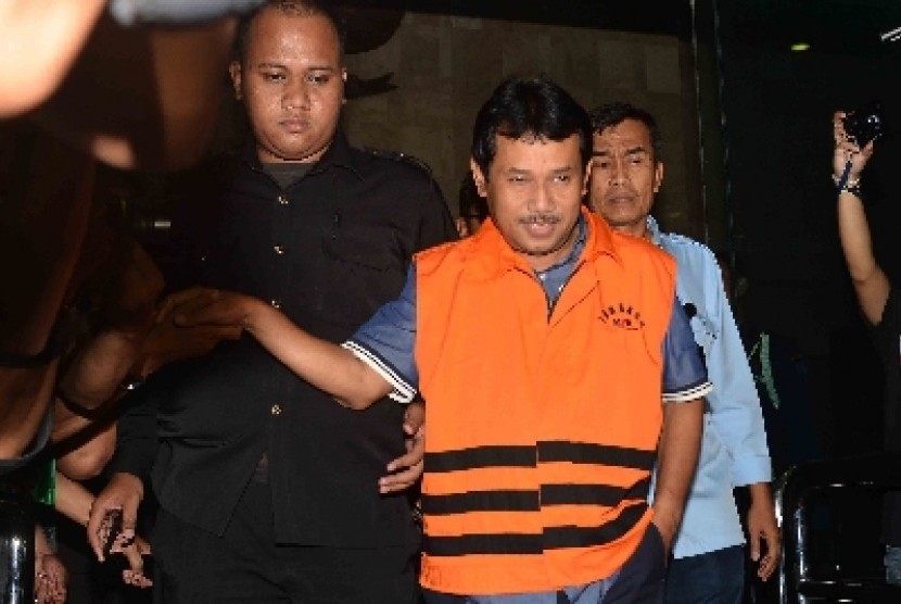 Bupati Bogor Rachmat Yasin ditetapkan sebagai tersanggka usai pemeriksaan di KPK, Jakarta, Jumat (9/5) dini hari.
