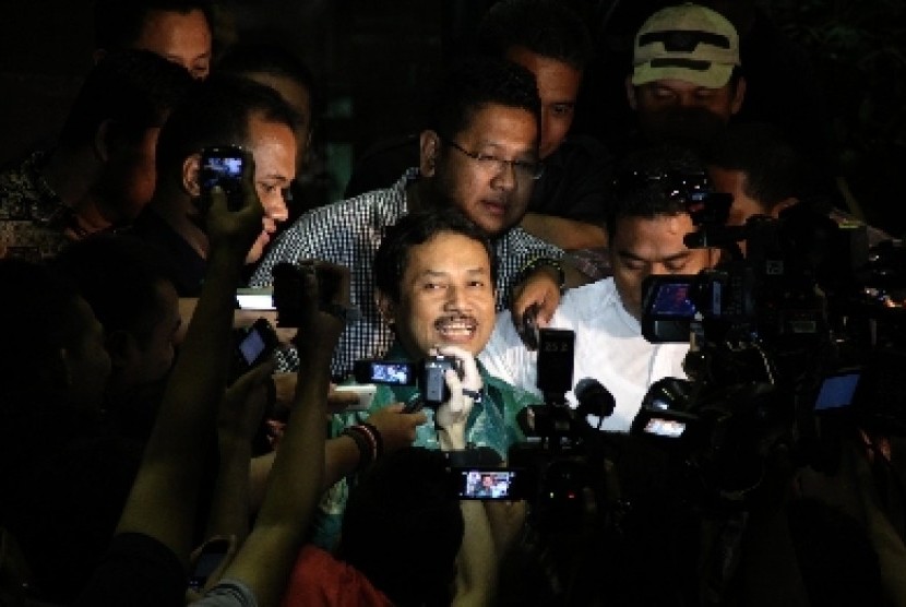 Bupati Bogor Rachmat Yasin usai menjalani pemeriksaan di gedung KPK, Jakarta, Kamis (13/12).