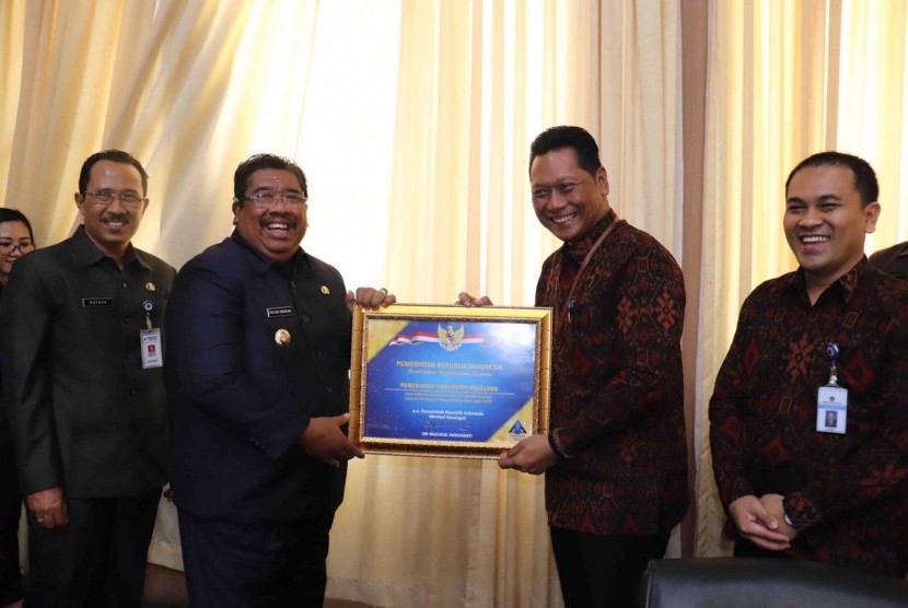 Bupati Buleleng Bali Putu Agus Suradnyana (kiri) menerima penghargaan WTP dari Kementerian Keuangan Republik Indonesia Lima Kali Berturut-turut.