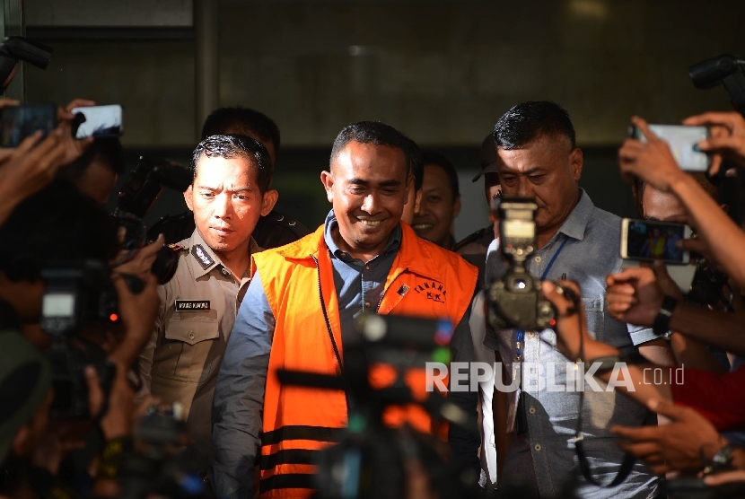 Bupati Buton non aktif Samsu Umar Abdul Samiun (tengah) memakai rompi tahanan setelah sebelumnya dijemput paksa oleh KPK di Jakarta, Kamis  (26/1).