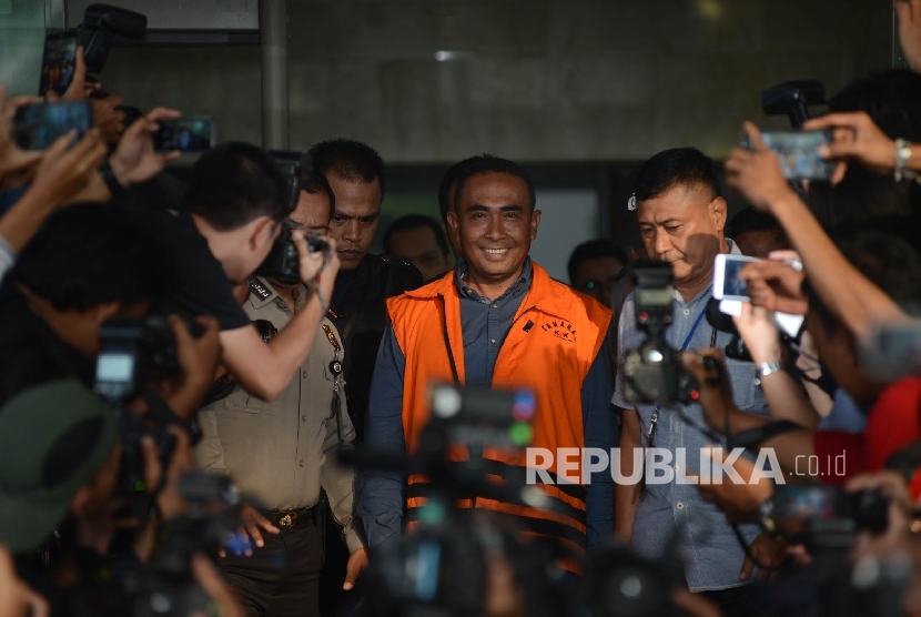 Bupati Buton non aktif Samsu Umar Abdul Samiun (tengah) memakai rompi tahanan setelah sebelumnya dijemput paksa oleh KPK di Jakarta, Kamis (26/1).