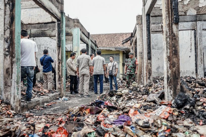 Bupati Ciamis, Herdiat Sunarya, meninjau Pasar Banjarsari yang mengalami kebakaran, Jumat (30/9/2022). 