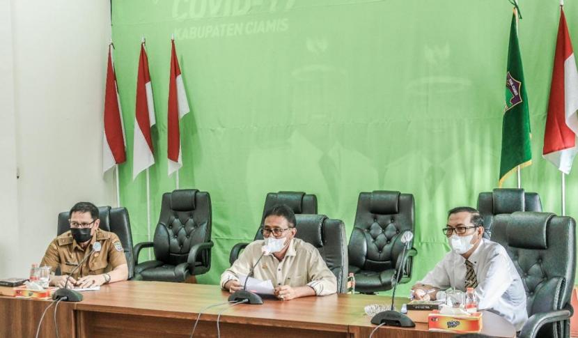Bupati Ciamis Herdiat Sunarya saat melakukan rapat evaluasi PPKM Darurat, Kamis (8/7).