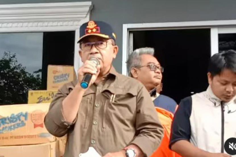 Bupati Cianjur Herman Suherman melepas peserta relawan untuk melaksg teanakan pendataan rumah yang rusak pasca gempa yanrjadi di Kabupaten Cianjur.