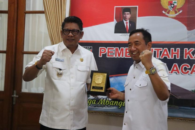  Bupati Cilacap Tatto Suwarto Pamuji menerima cinderamata dari Wali Kota Bontang Basri Rase di Ruang Gadri, Rabu (13/7/2022). 