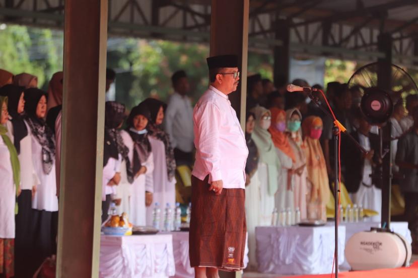 Bupati Cirebon, Imron, memimpin upacara peringatan Hari Santri Nasional tingkat Kabupaten Cirebon di Stadion Ranggajati Sumber, Sabtu (22/10/2022).