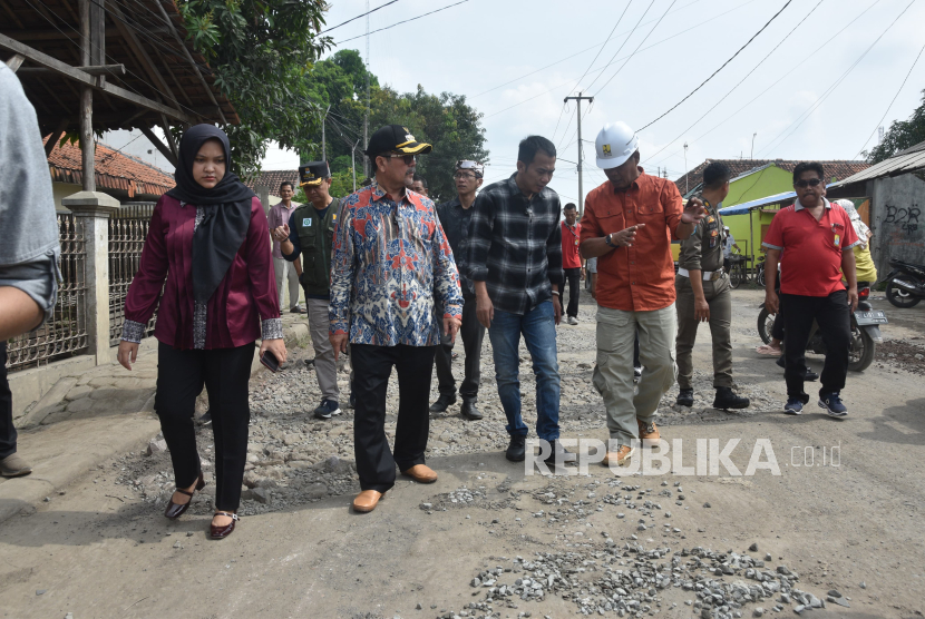 Bupati Cirebon, Imron meninjau proses perbaikan jalan Sindang Laut - Pabuaran, tepatnya di Desa Kalitengah, Kecamatan Karang Sembung, Kabupaten Cirebon, akhir pekan ini