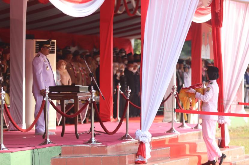 Bupati Cirebon, Imron Rosyadi, bertindak sebagai inspektur upacara peringatan HUT ke-77 Republik Indonesia, di Lapangan Ranggajati, Kecamatan Sumber, Kabupaten Cirebon, Rabu (17/8/2022). 