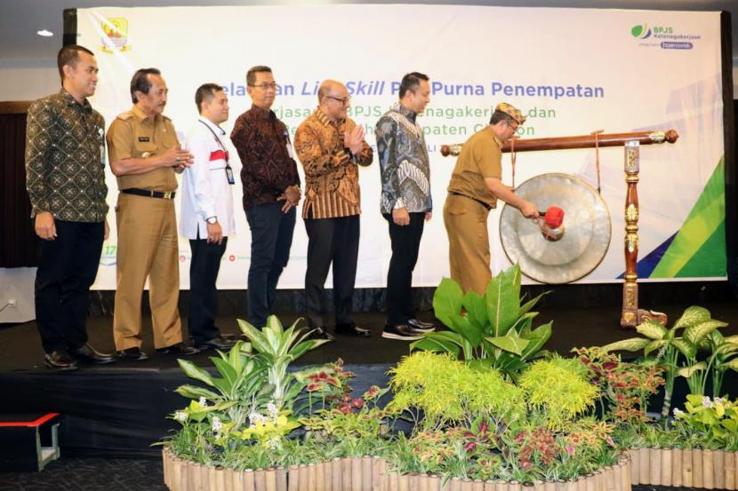 Bupati Cirebon, Imron Rosyadi, membuka kegiatan pelatihan life skill bagi 100 purna pekerja migran Indonesia (PMI) asal Kabupaten Cirebon, Selasa (5/7/2022).