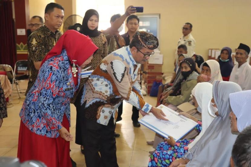 Bupati Cirebon Imron Rosyadi menyalurkan bantuan dari Dinas Sosial untuk warga lanjut usia (lansia) telantar di Gedung PGRI, Sumber, Kabupaten Cirebon, Jawa Barat, Jumat (21/7/2023). 