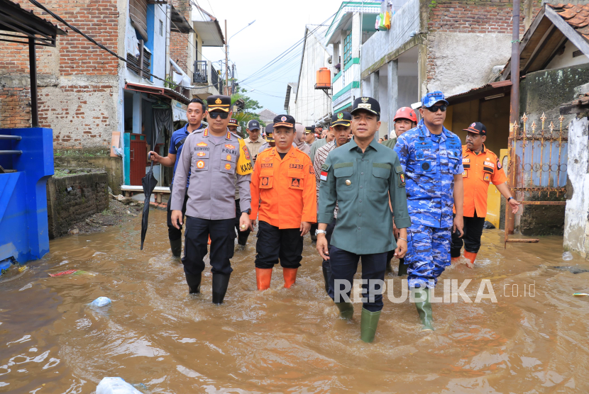 Bupati Dadang Supriatna bersama jajaran Forkopimda Kabupaten Bandung mulai dari Kapolresta Bandung Kombespol Kusworo Wibowo, Dandim 0624 Kabupaten Bandung dan Komandan Lanud Sulaeman saat berkunjung ke lokasi banjir di Kecamatan Dayeuhkolot.