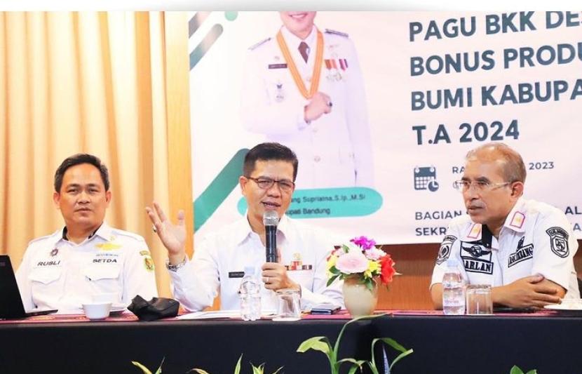 Bupati Dadang Supriatna di hadapan perwakilan perusahaan Geotermal dan para kepala desa penerima dana bagi hasil panas bumi dalam kegiatan Rekonsiliasi Perhitungan Bonus Produksi Panas Bumi Kabupaten Bandung di Hotel Grand Sunshine, Soreang, Kabupaten Bandung, Rabu (20/12/2023).