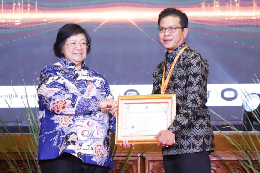 Bupati Dadang Supriatna memperoleh penghargaan dari Kementerian Lingkungan Hidup dan Kehutanan (KLHK) sebagai Pembina ProKlim Terbaik Tingkat Nasional 2023.