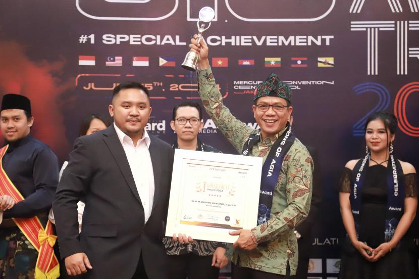 Bupati Dadang Supriatna mendapatkan penghargaan sebagai Kepala Daerah Innovative, Inspiring dan Renewable Tingkat ASEAN