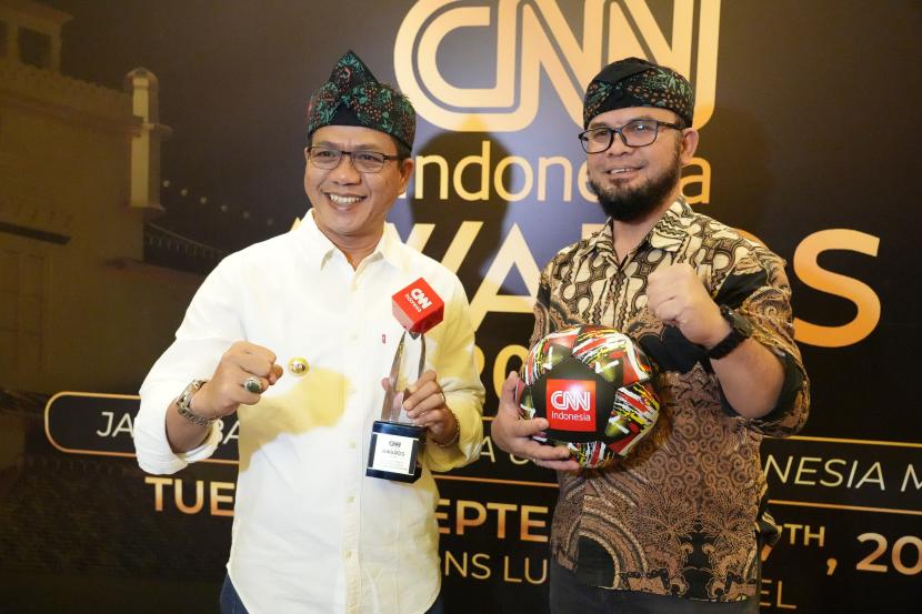 Bupati Dadang Supriatna menerima penghargaan CNN Indonesia Award 2024 di Trans Luxury Hotel Bandung, Selasa (17/9/2024) malam. 