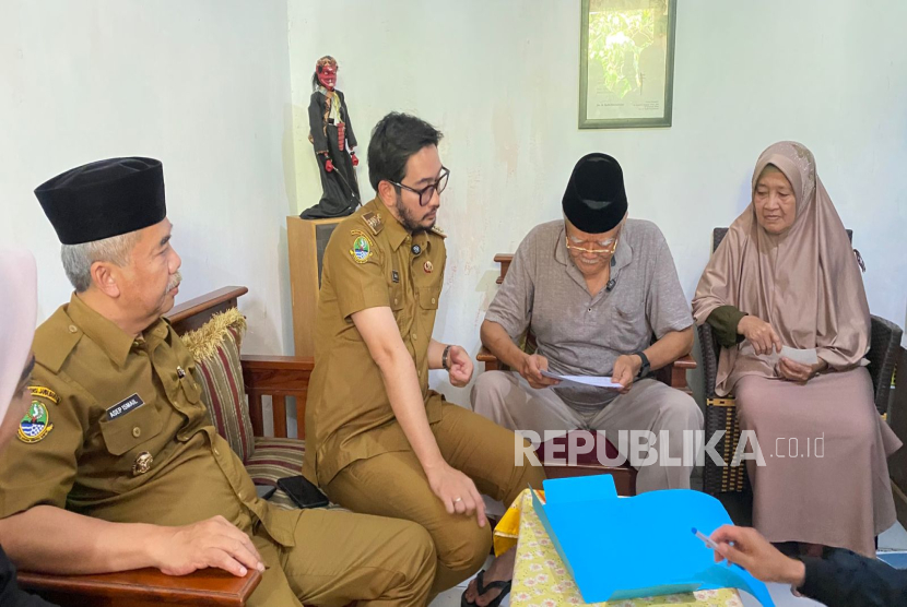 Bupati dan Wakil Bupati Bandung Barat Jeje Ritchie Ismail-Asep Ismail Mengunjungi Kediaman Pencipta Hymne Bandung Barat, Ase Ase Rukamtara (72) di Desa Mandalawangi, Kecamatan Cipatat, Kabupaten Bandung Barat (KBB), Senin (25/8/2025)