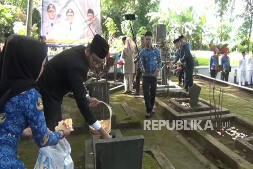 Momen Sakral Jeje Peringati 10 November di Makam Pahlawan Tanpa Nama Bandung Barat