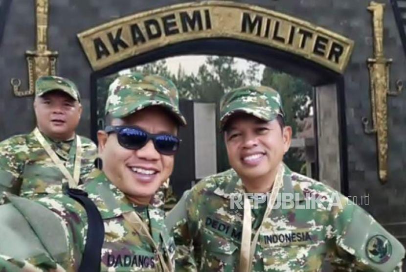 Bupati Bandung Dadang Supriatna (kiri) berfoto bersama Gubernur Jawa Barat Dedi Mulyadi.