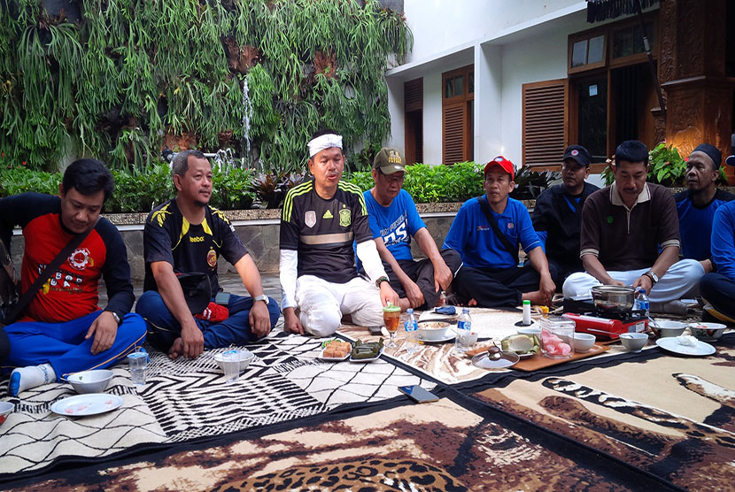 Bupati Dedi (mengenakan ikat kepala putih) makan bareng bersama buruh.