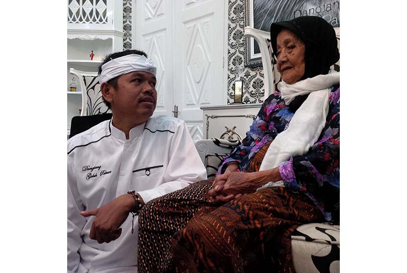 Bupati Dedi Mulyadi bersama Mak Anami, yang diprediksi sebagai manusia tertua di dunia dengan usia 140 tahun.