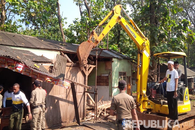 Bupati Dedi Mulyadi, memimpin pembongkaran warung-warung liar yang berdiri di sepanjang Jl Raya Bungursari, Kecamatan Bungursari, Kabupaten Purwakarta, Selasa (10/5). (Republika/Ita Nina Winarsih) 