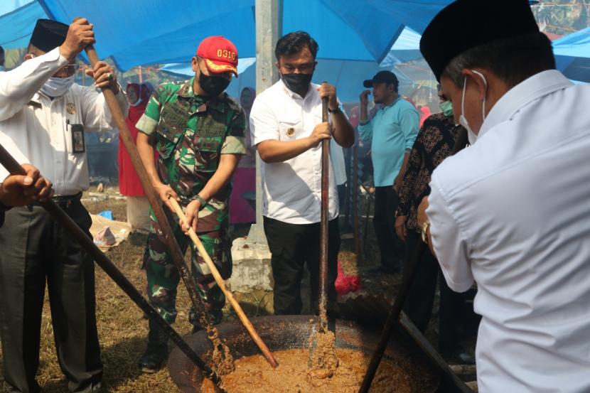 Bupati Dharmasraya Sutan Riska Tuanku Kerajaan ikut bersama Bundo Kanduang  Kabupaten Dharmasraya memasak rendang sebanyak satu ton untuk korban erupsi Gunung Semeru, Rabu (8/12) .