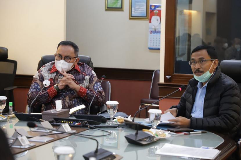  Bupati Dodi Reza Alex Noerdin diundang Dewan Ketahanan Nasional sebagai Narasumber dalam Rapat Persiapan Pengkajian Daerah (Kajida) ke Sumatera Selatan Tentang Revitalisasi Perkebunan Karet dalam rangka Penguatan Ekonomi Daerah di Ruang Rapat Kedeputian Pengembangan Jakarta Pusat, Senin (25/1). 