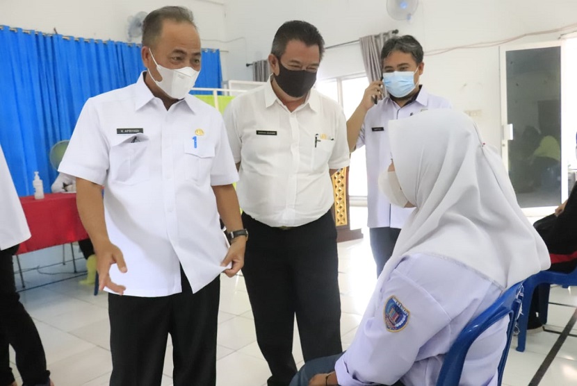 Bupati Dodi Reza Alex Noerdin diwakili Sekretaris Daerah Kabupaten Muba Apriyadi, Rabu (8/9) meninjau langsung pelaksanaan suntik vaksin yang dikhususkan untuk pelajar jenjang SMA, SMK/MA sederajat atau usia 12 ke atas. 