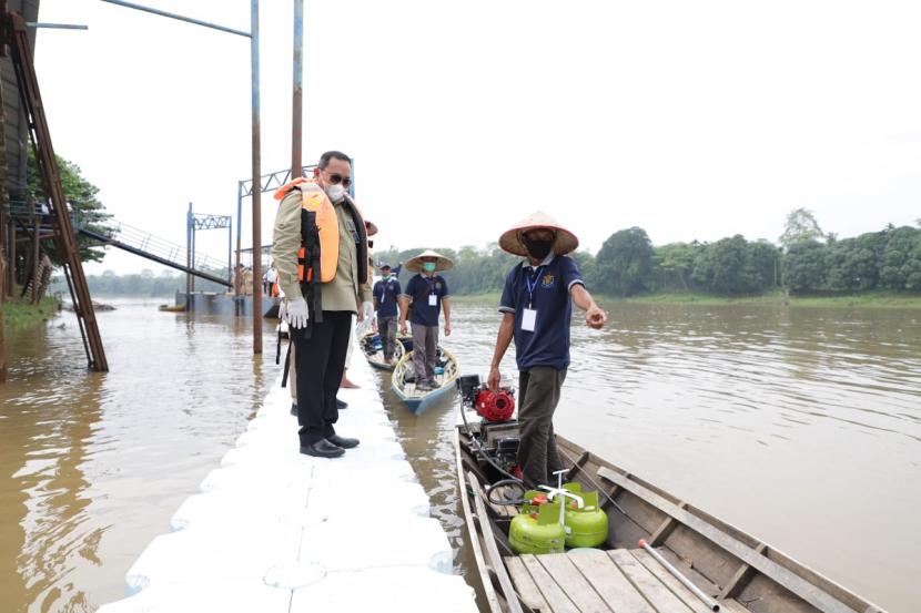 Bupati Dodi Reza Alex Noerdin meluncurkan program sekaligus mendistribusikan sebanyak 1.036 paket konversi Bahan Bakar Minyak (BBM) ke Bahan Bakar Gas (BBG) untuk mesin perahu nelayan yang disalurkan Kementerian ESDM, Kamis (15/10), di Dermaga Dinas Perhubungan Muba.