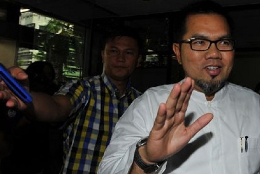 Bupati Empat Lawang Budi Antoni Aljufri melambaikan tangan ketika memenuhi panggilan KPK di Jakarta