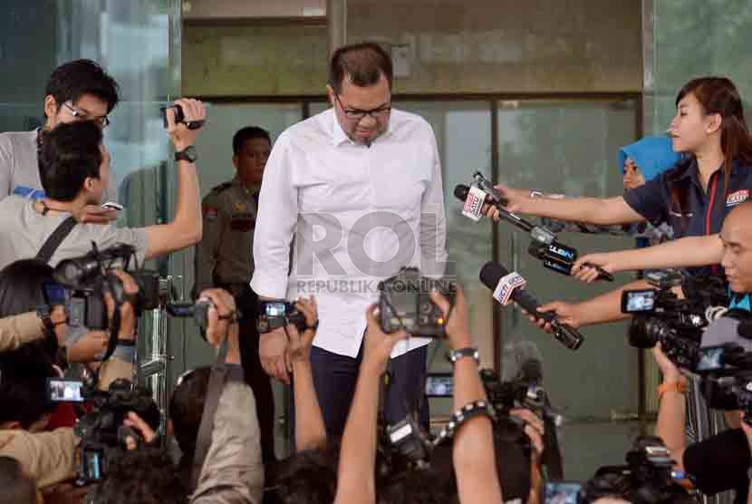 Bupati Empat Lawang Budi Antoni Aljufri usai diperksa penyidik Komisi Pemberantasan Korupsi, Jakarta Selatan, Senin (1/9). (Republika/Agung Supriyanto)