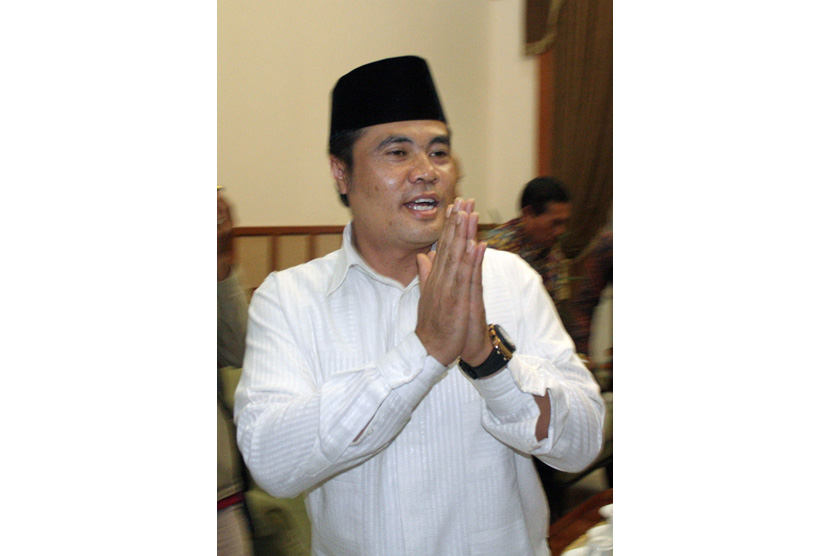 Bupati Garut, Aceng HM. Fikri memberikan salam usai menggelar jumpa pers di Pendopo Kabupaten Garut, Jabar, Jumat (22/2).