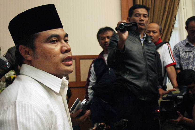    Mantan bupati Garut, Aceng Hm Fikri. Setelah Aceng resmi diberhentikan pada 25 Februari 2013, posisi gubernur Garut hingga kini masih kosong.. 