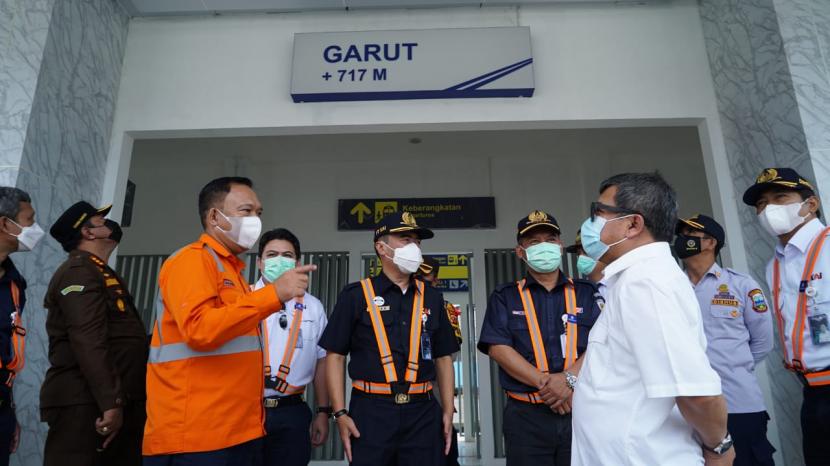 Bupati Garut, Rudy Gunawan, beserta unsur Forkopimda Garut mendampingi jajaran Direksi PT  KAI, dalam kunjungannya ke Stasiun Garut, Sabtu (15/5). Dok. Diskominfo Garut.
