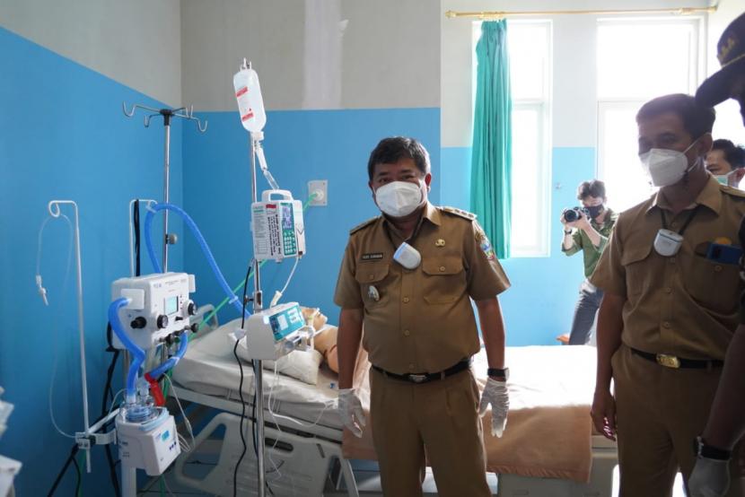 Bupati Garut, Rudy Gunawan didampingi Wakil Bupati Garut Helmi Budiman meresmikan fasilitas pelayanan penanganan pasien Covid-19 di RSUD dr Slamet  Kabupaten Garut, Senin (25/1). 