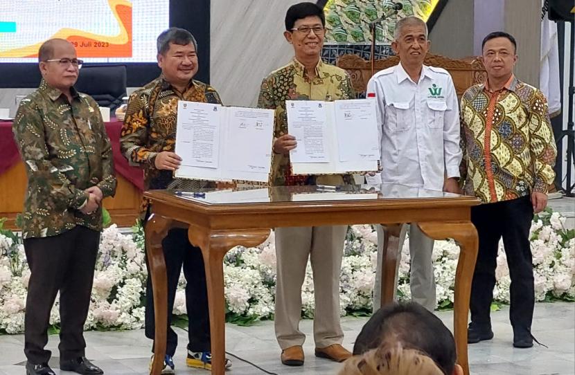 Bupati Garut Rudy Gunawan (dua dari kiri) seusai penandatanganan kesepakatan kerja sama dengan Rektor Unkris Dr Ir Ayub Muktiono (tiga dari kiri) di Kantor Bupati Garut, Sabtu (29/7/2023).