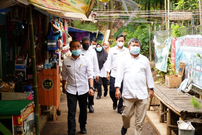 Bupati Garut, Rudy Gunawan melakukan kunjungan ke objek wisata Situ Cangkuang di Kecamatan Leles, Kabupaten Garut, Rabu (19/5). 