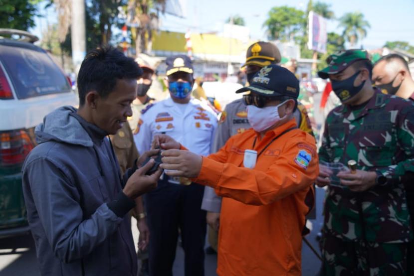Bupati Garut Rudy Gunawan melakukan razia kepada warga terkait penerapan protokol kesehatan di kawasan Simpang Lima, Kecamatan Tarogong Kidul, Kabupaten Garut, Selasa (25/8).
