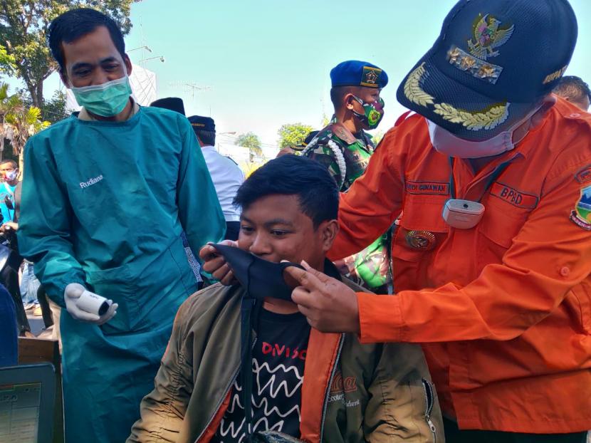 Bupati Garut Rudy Gunawan melakukan razia kepada warga terkait penerapan protokol kesehatan di kawasan Simpang Lima, Kecamatan Tarogong Kidul, Kabupaten Garut, Selasa (25/8)